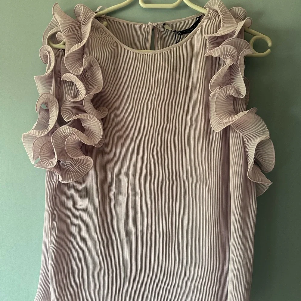 New ZARA lavender lilac ruffle sleeveless pleated blouse - Picture 2 of 3